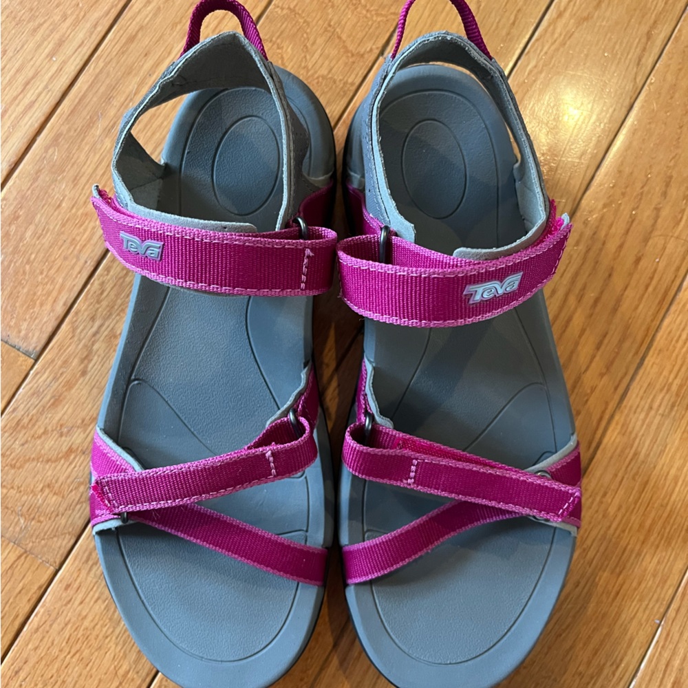 Teva Verra Sandal. Size 7. Magenta.